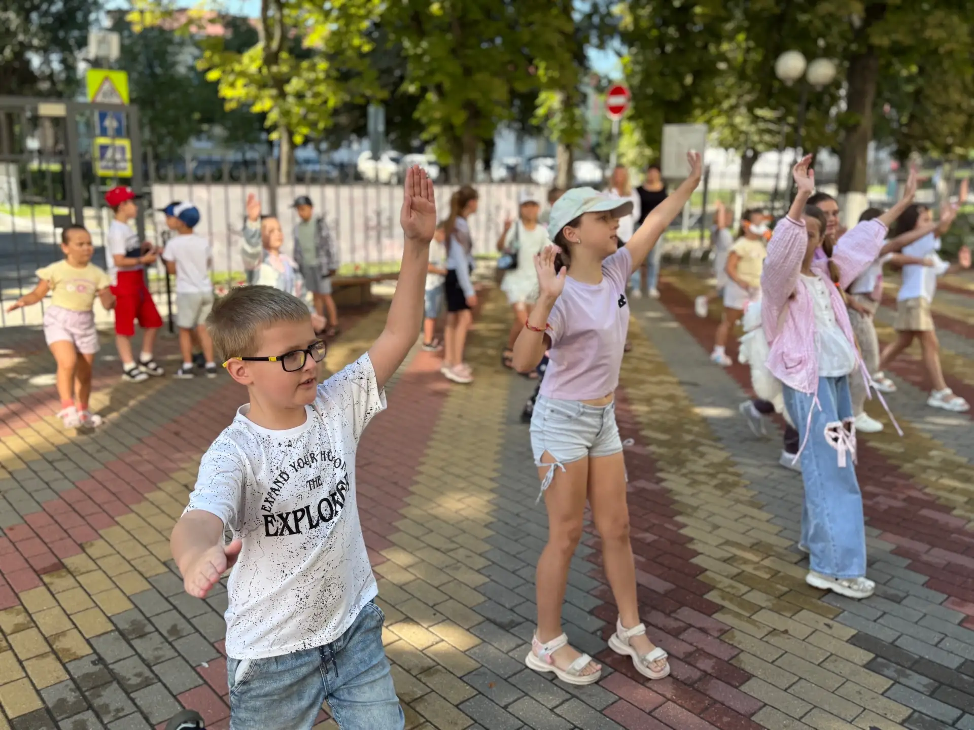 🌞💙 Ещё один день яркого лета в «Солнышке»!
Сегодня утро в пришкольном лагере началось с бодрой зар