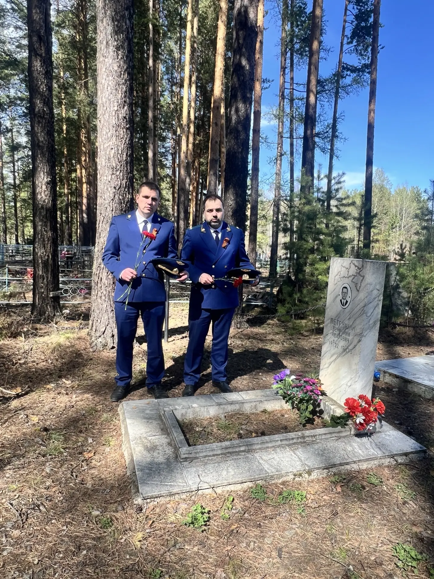 Сотрудники прокуратуры Новолялинского района в преддверии празднования Дня Победы возложили цветы к 
