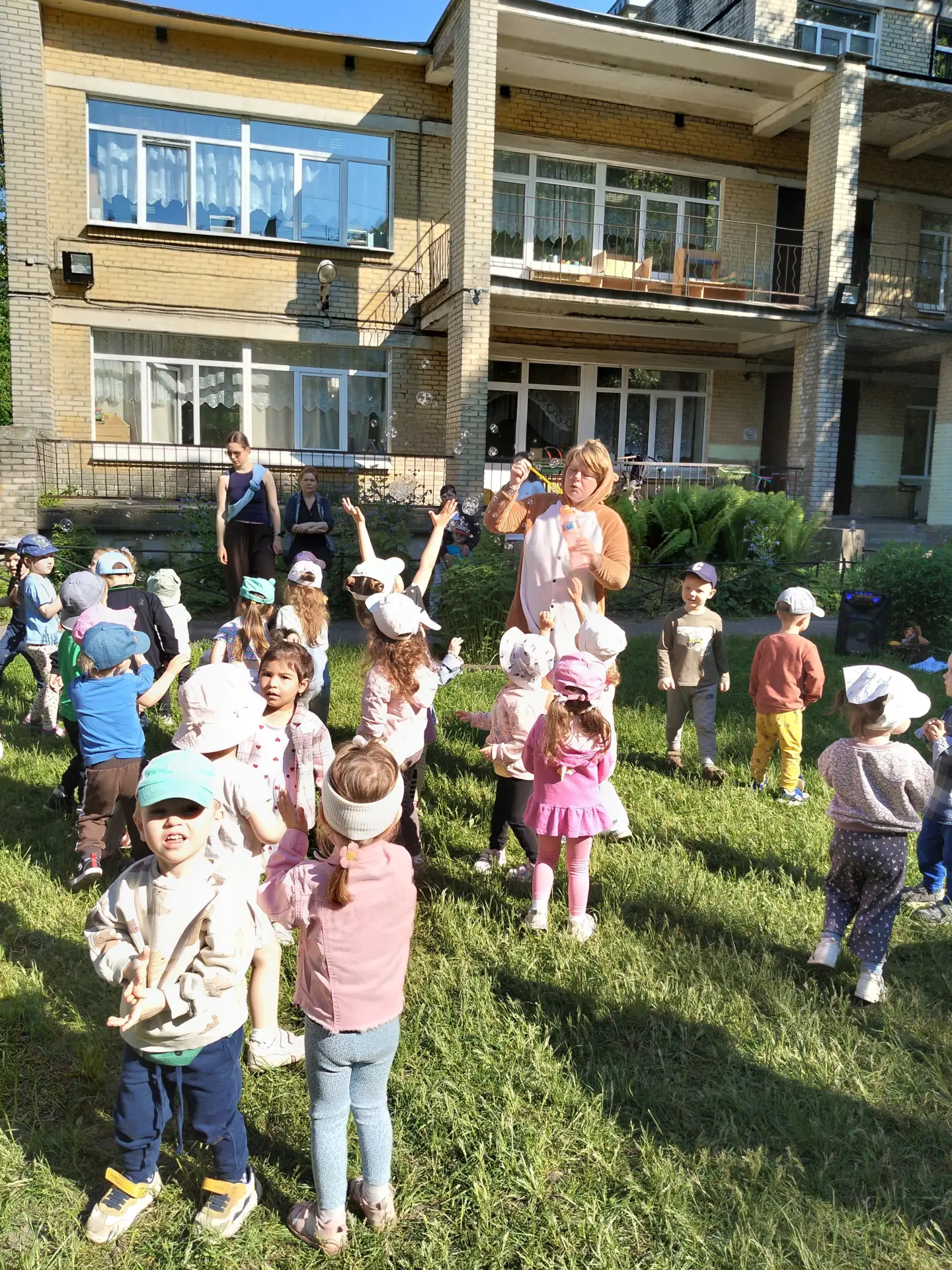 В младших группах в пятницу прошёл тематический досуг "В гостях у сказки".