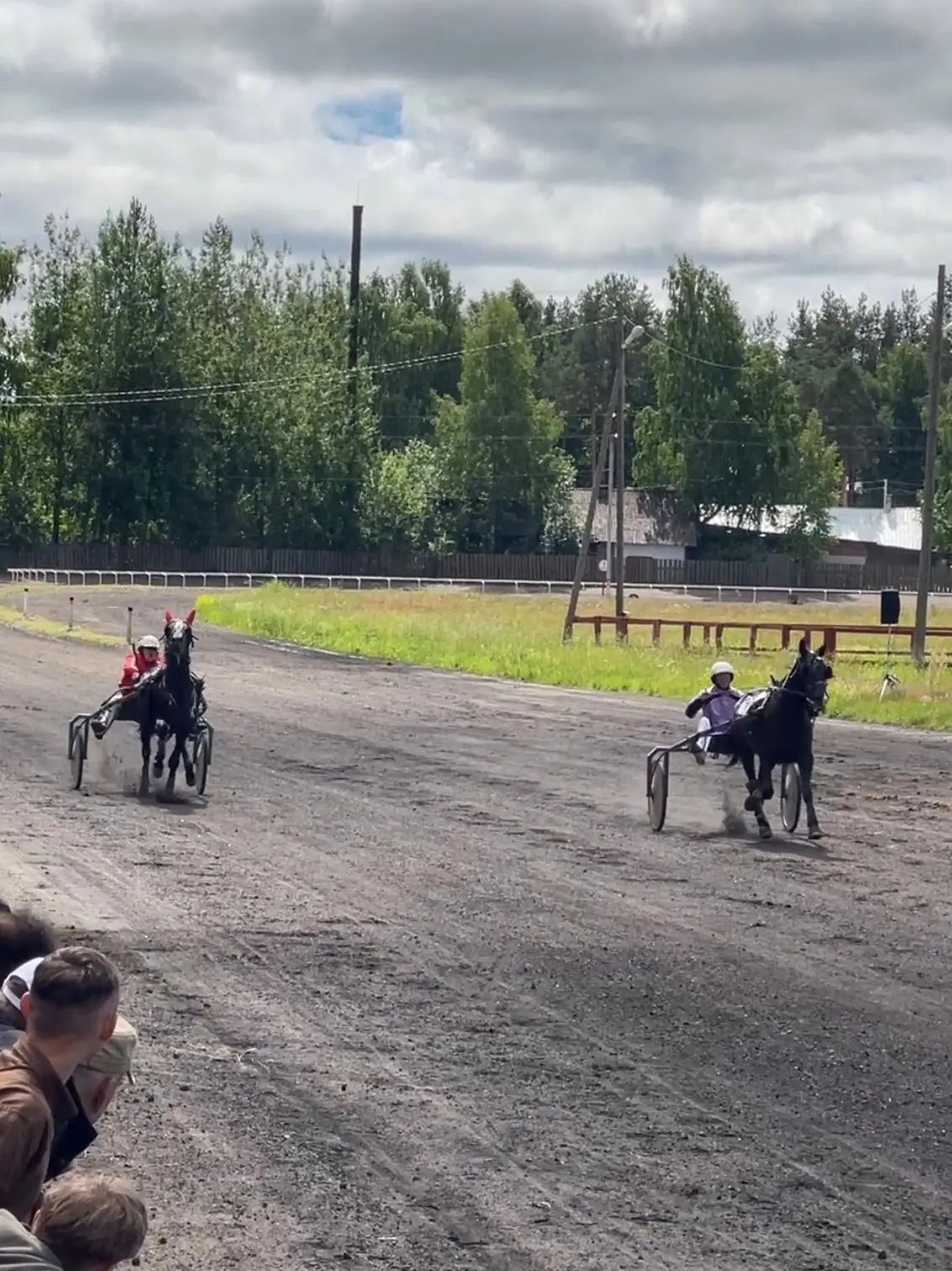 Были сегодня на соревнованиях. Не нашли где делать ставки на скачки! 🏇