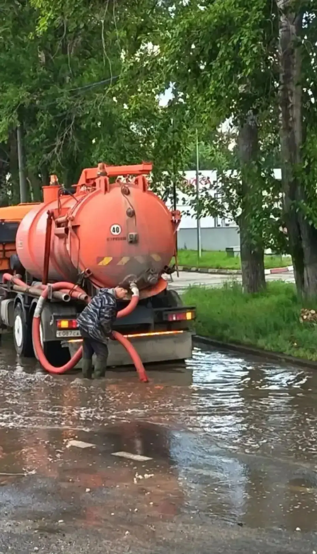 🙏 Городские коммунальные службы устраняют последствия непогоды