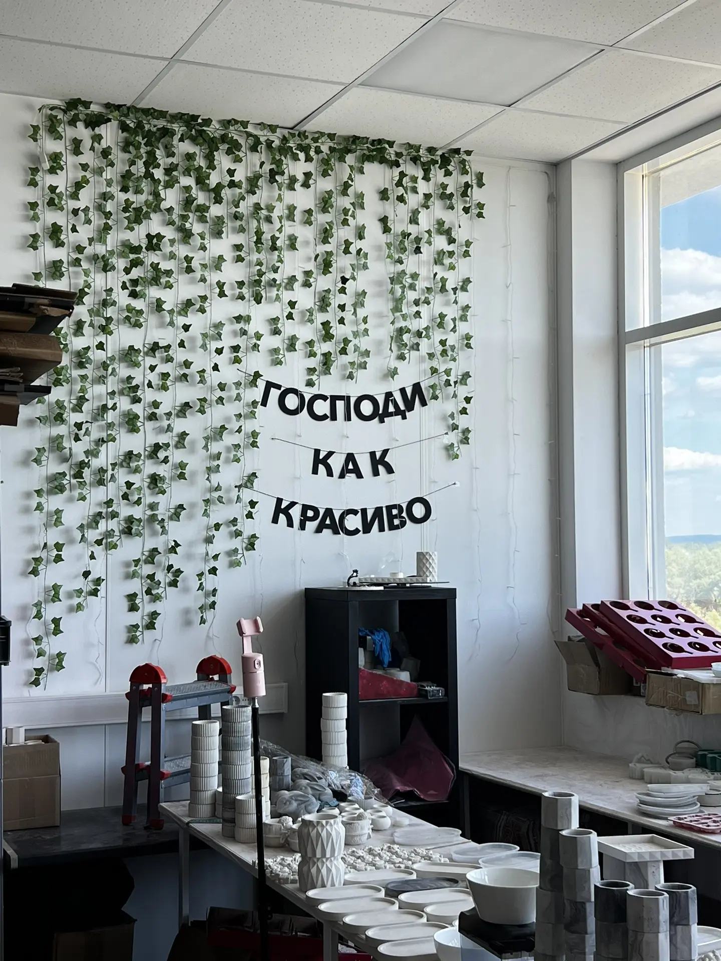 Выходной, а я готовлю студию к тому, чтоб она стала, так сказать «арт-пространством». 
Уютным, теплы
