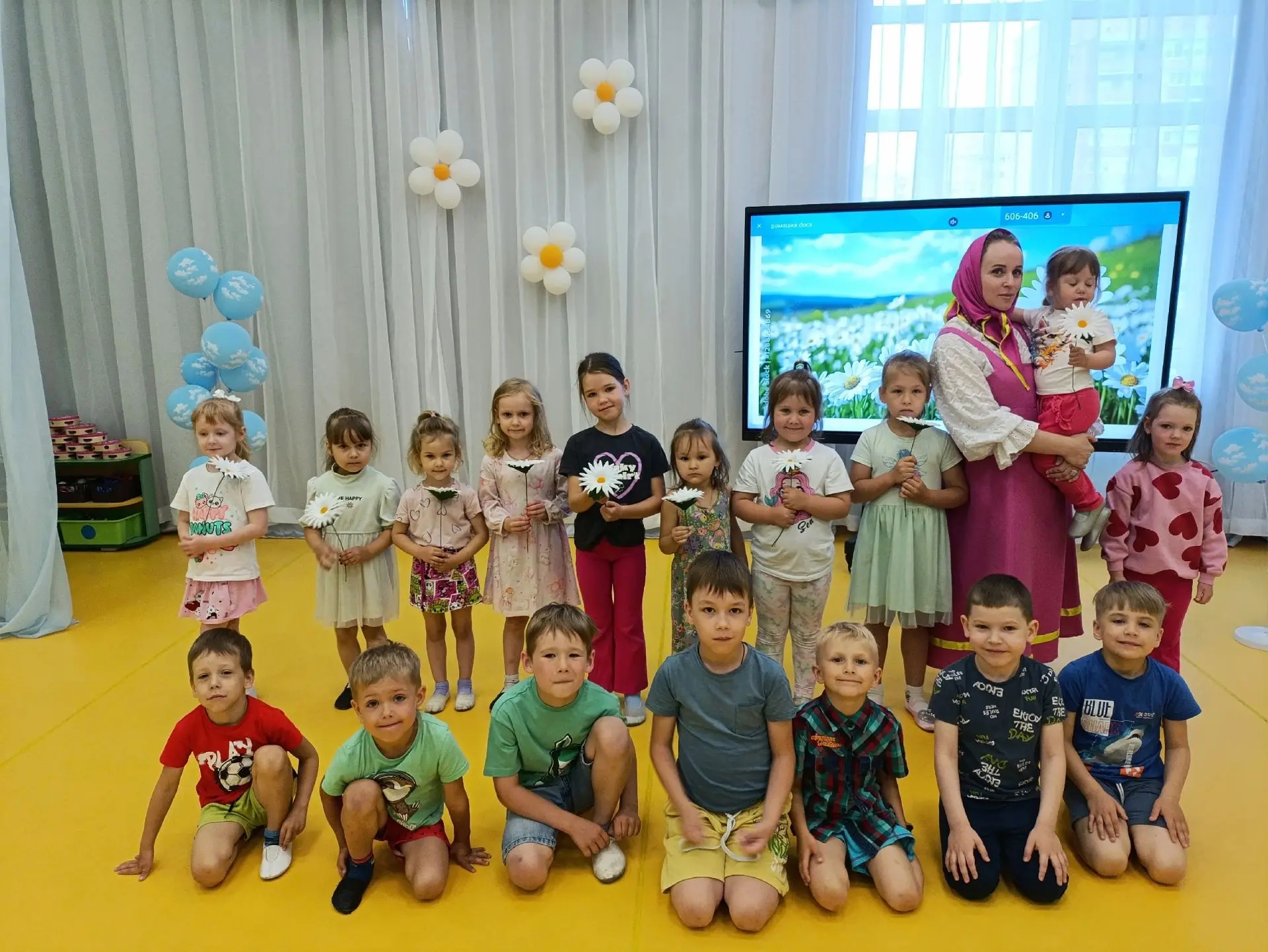 В группе 8 ярко отметили День семьи! Праздник начался с веселого ромашкового хоровода, ...