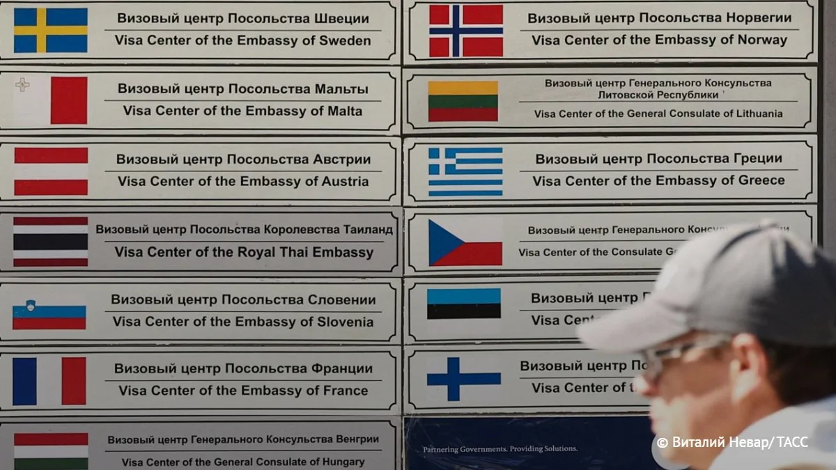 Полный запрет выдачи шенгенских виз россиянам в ближайшее время маловероятен, сообщил Т...