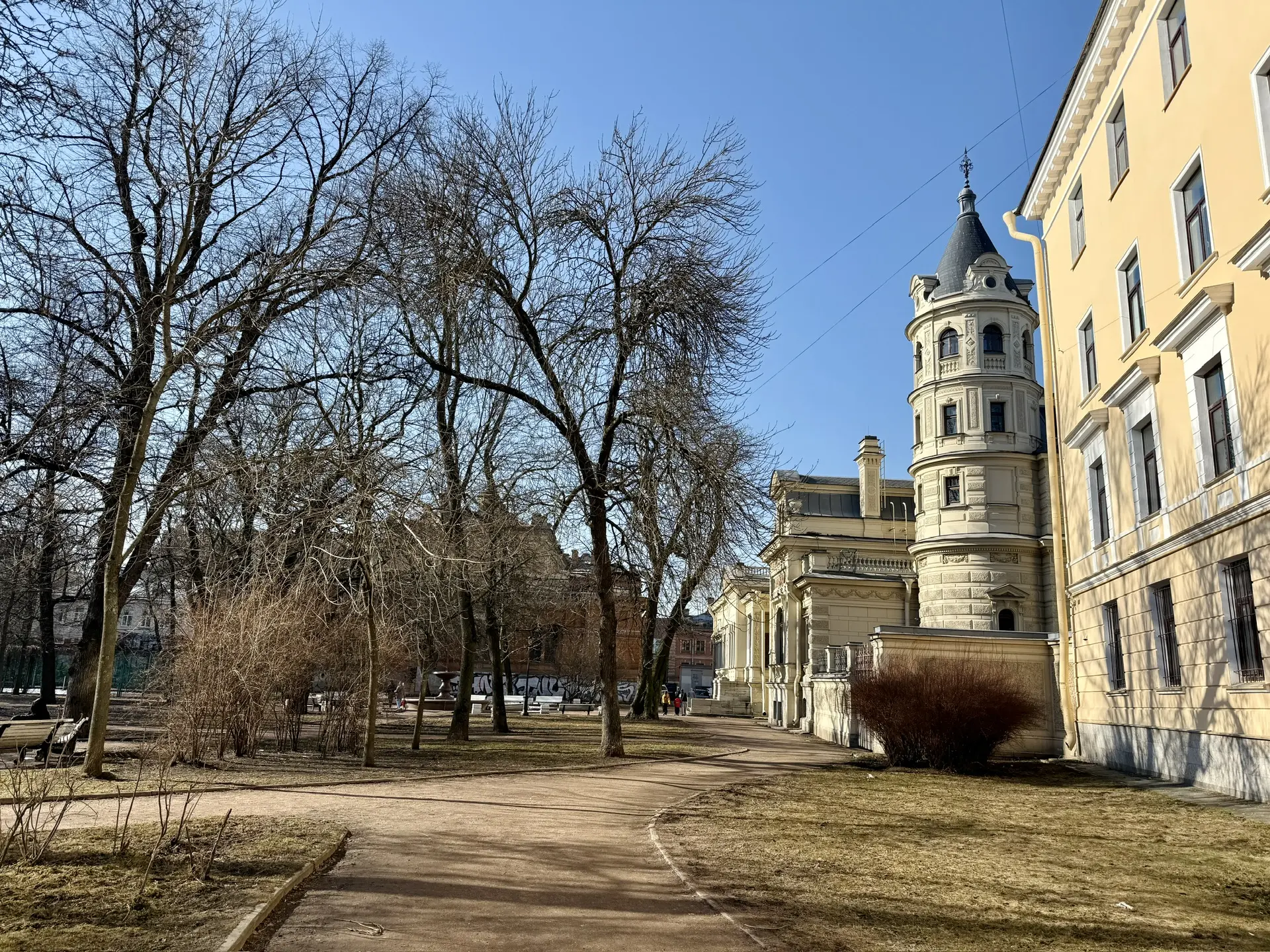 Продолжаю рабочий обход — уже в Адмиралтейском районе.  Вместе с главой района Дмитрием Вакушиным, е