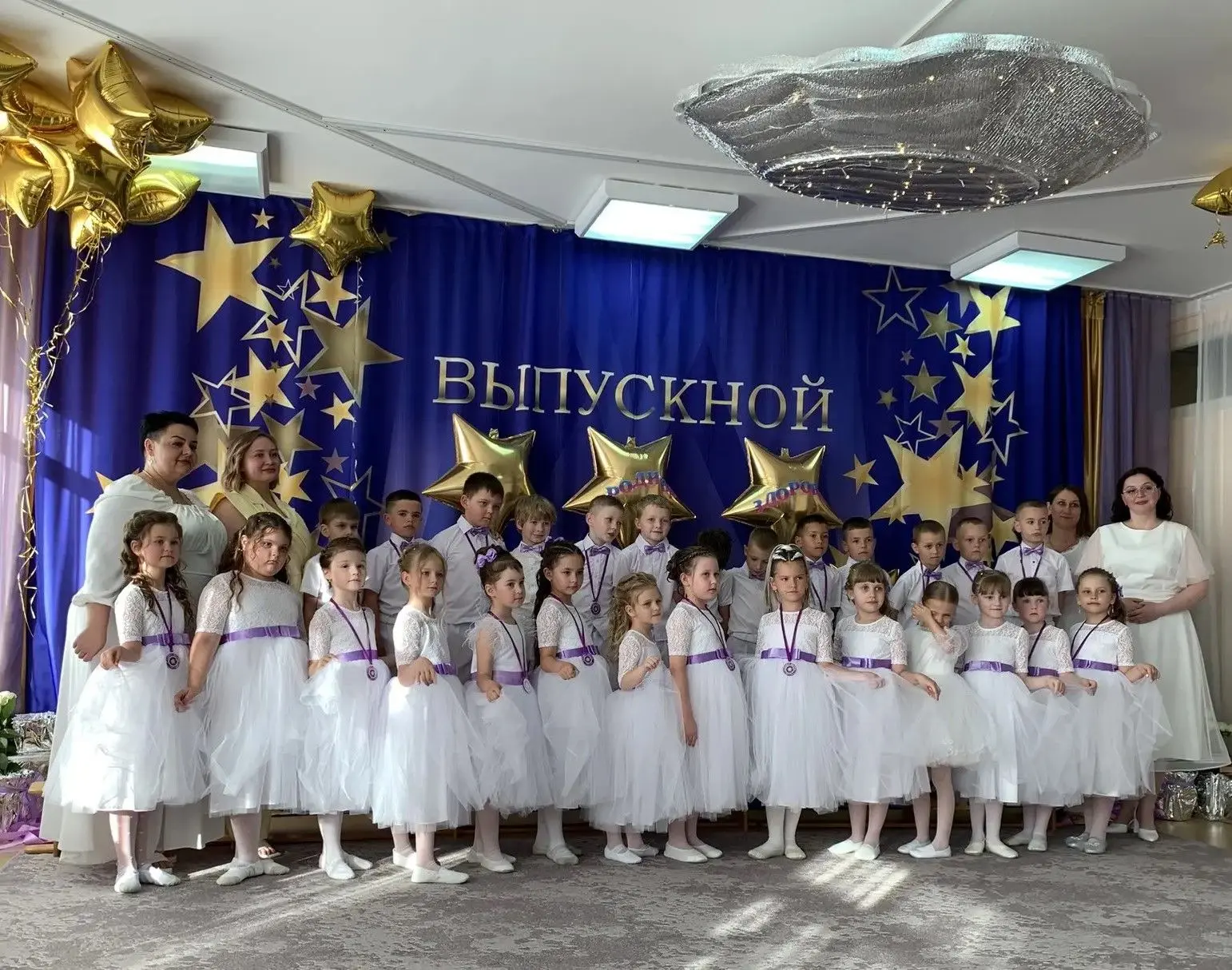 «Впереди -уроки, перемены, первые пятёрки и новые друзья. Верьте в себя, мечтайте смело...