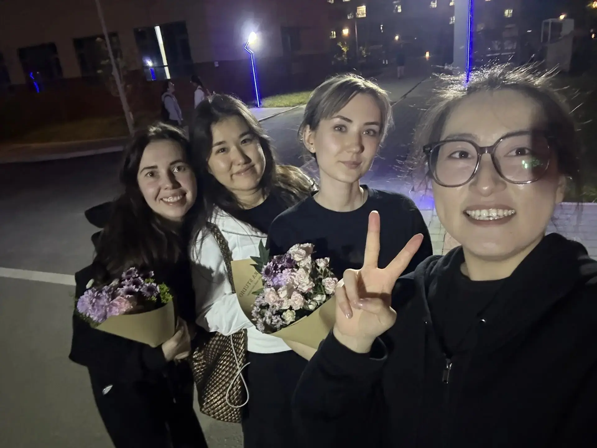 Участники нашей этнокультурной стажировки встретились с выпускницами Сианьского университета 👋🏼   Ул