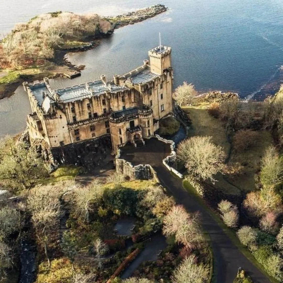 Замок Данвеган

Замок Данвеган (англ. Dunvegan Castle, гэльск. Caisteal Dhùin Bheagain) расположен н