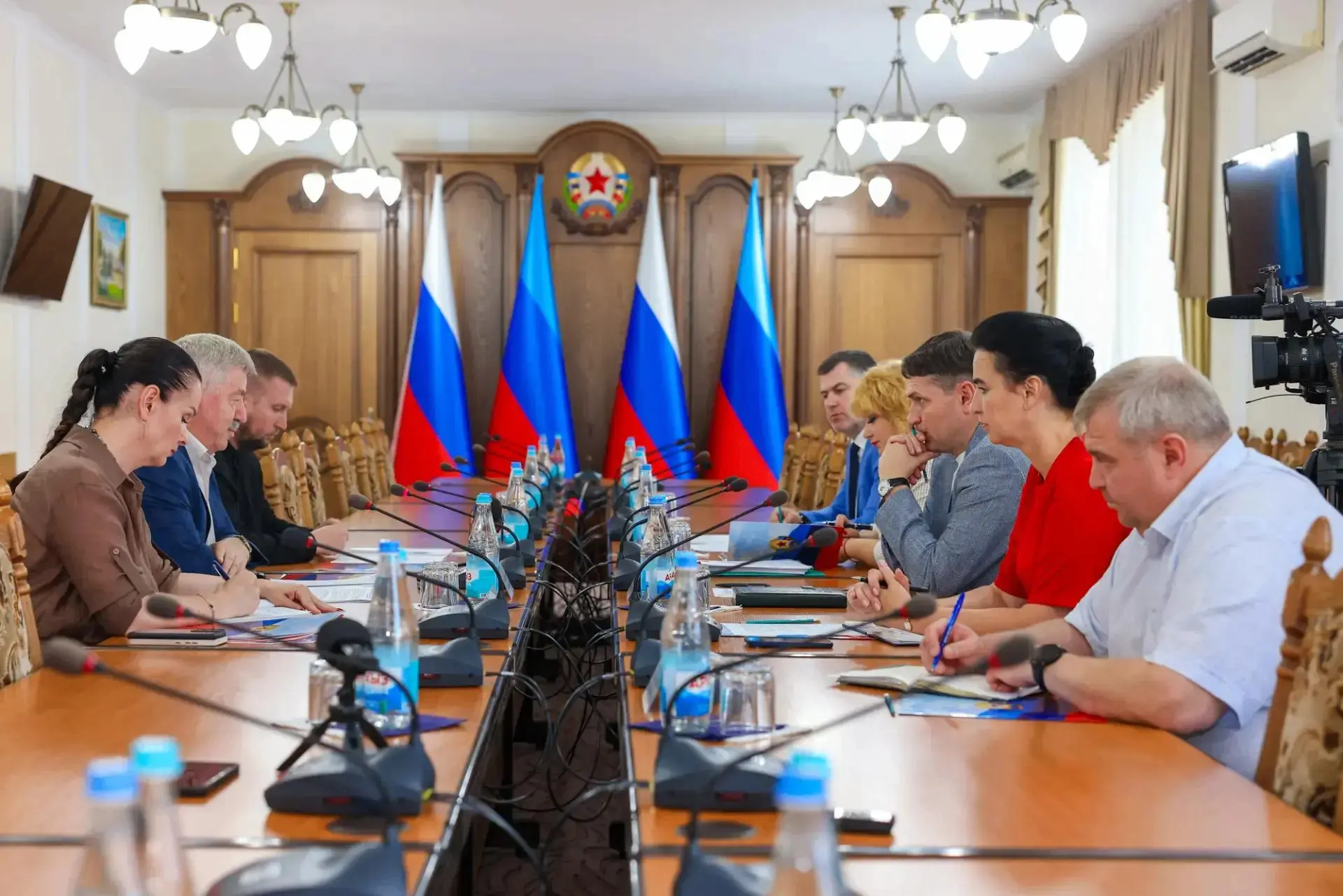 🖊️ В ЛНР обсудили проблемные вопросы регистрации и перерегистрации имущества жителями ...