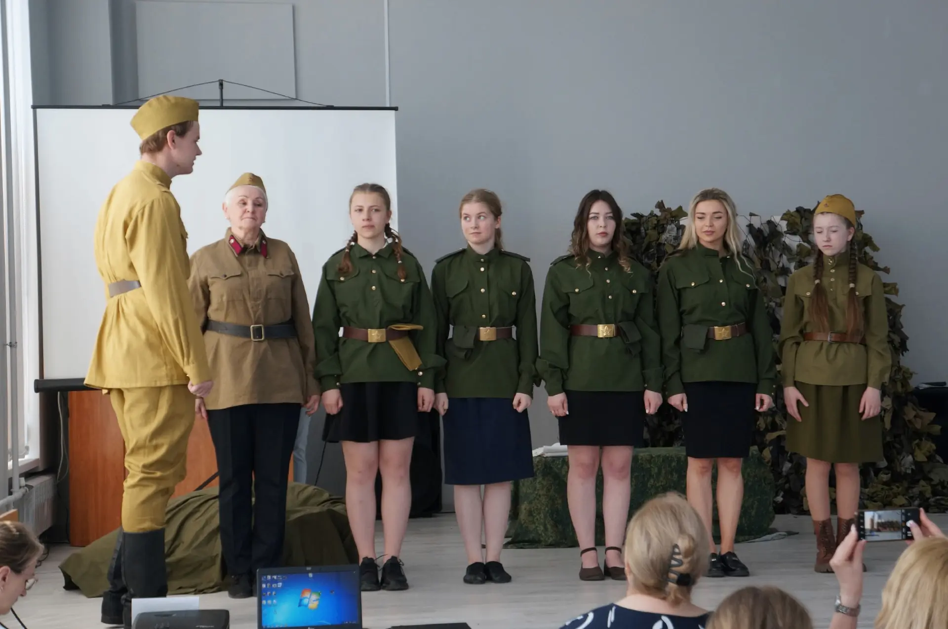 🎭 На минувшей неделе в школе 33 состоялся показ спектакля о Великой Отечественной войн...