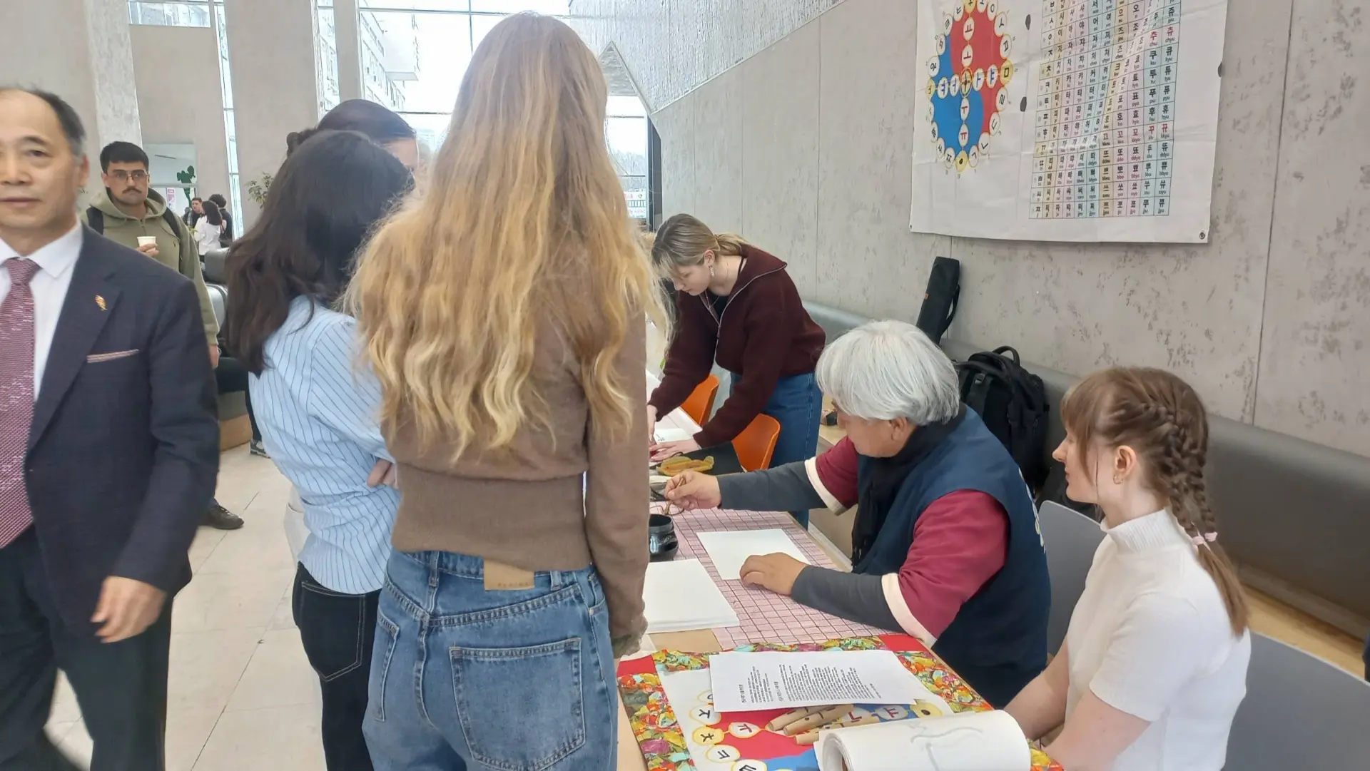 🎓В гостях у студентов РУДН, изучающих корейский язык, каллиграф Хан Чан Хван (한창환) - мастер каллигра
