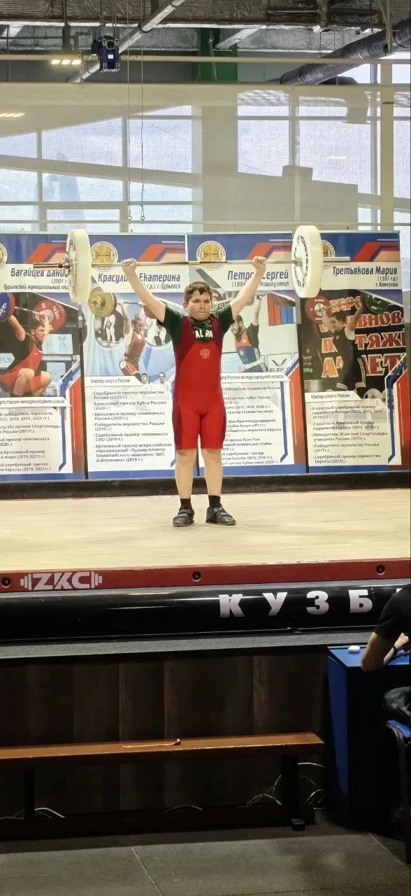 🏋️‍♂️ Золотой результат в честь Великой Победы! 🥇🇷🇺  В честь празднования 81-й годовщины Великой Поб
