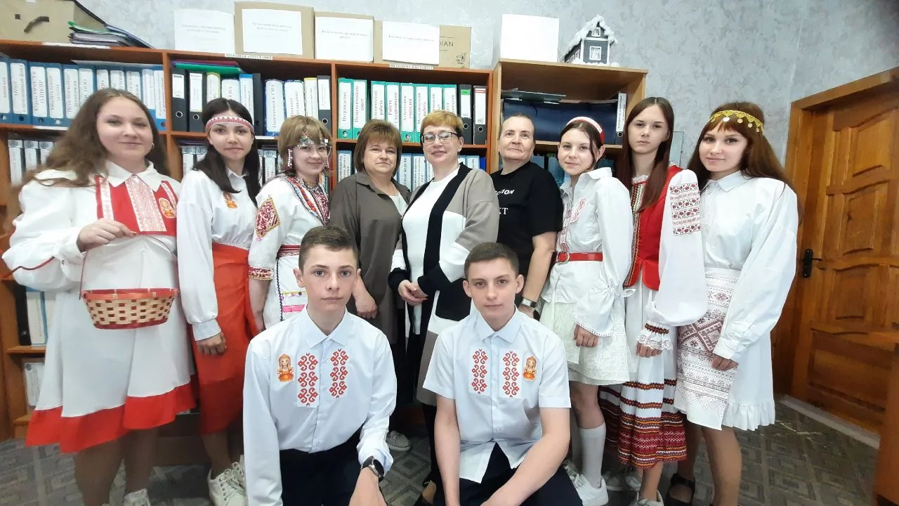 🇷🇺8 «Б» открывает Неделю чувашской культуры🇷🇺  Сегодня учащиеся 8 «Б» класса стали настоящими предст