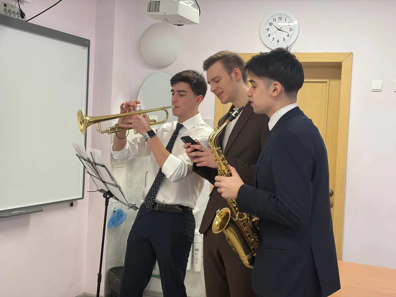 🎷 Джентльмены в деле!  Пятничное утро в нашей школе началось не с обычного звонка, а с весеннего нас