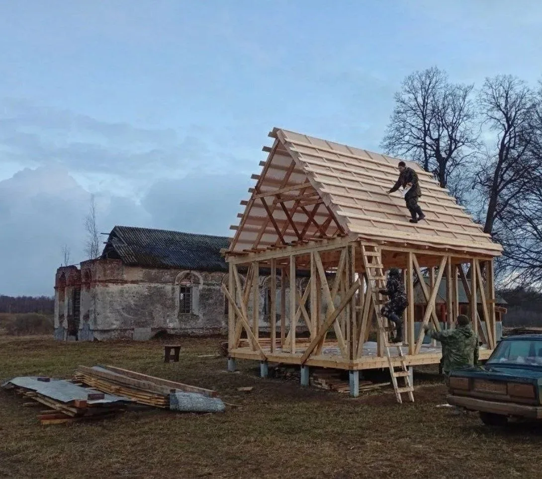 🙏 Каркас временного храма в Чижево Духовщинского округа уже возведен, идет работа над ...
