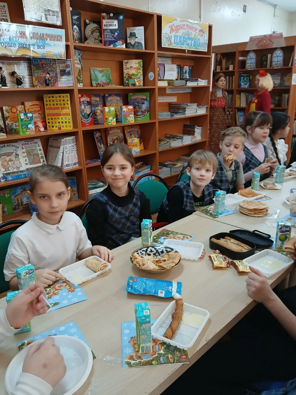 Ученики 3 «В» класса встретили Масленицу в стенах библиотеки  им.Кольцова. Сотрудники п...