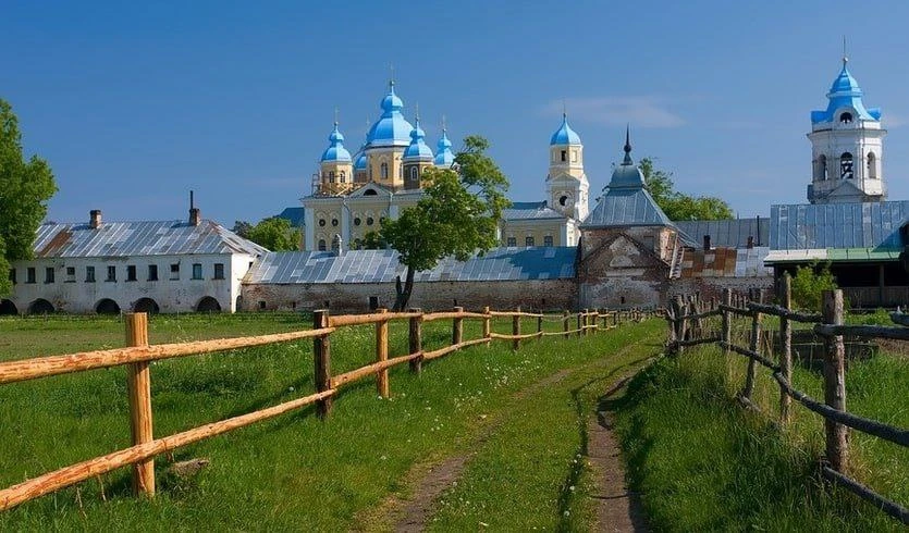 Чудесные места области 🏞🌲🏛 
 
1. Пещера Танечкина 
Одна из самых загадочных пещер Ленинградской о