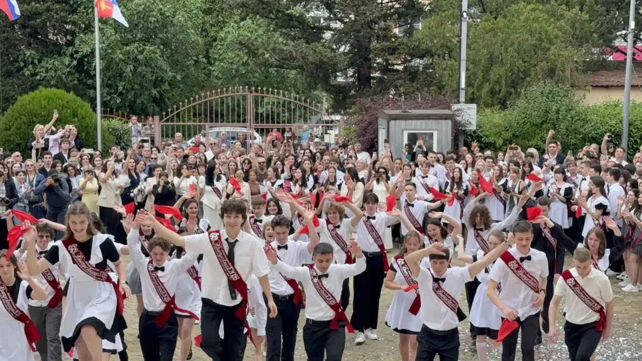 🔔 Сегодня для выпускников прозвучал последний звонок — 2026!  Дорогие выпускники!   🔔Этот звонок — с