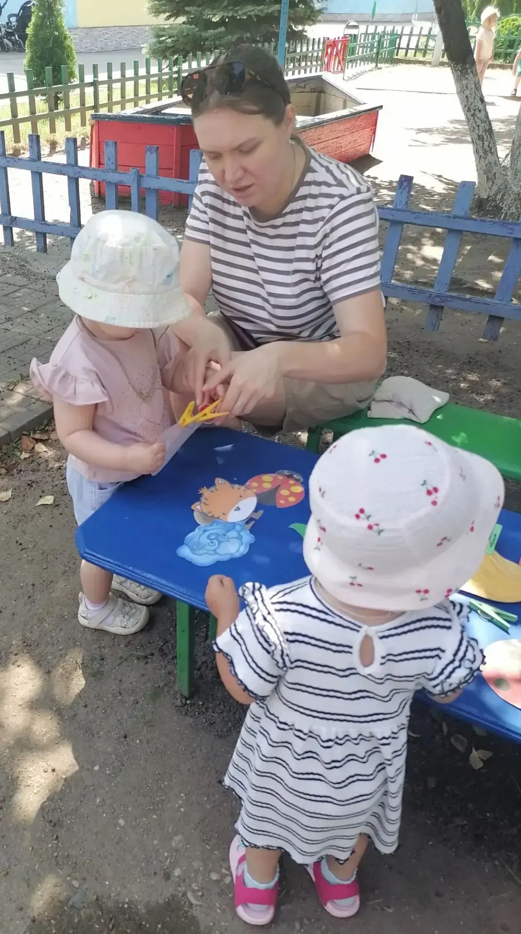 Сегодня на прогулке наши малыши группы раннего возраста №1 вместе с мамами играли с прищепками. Прищ