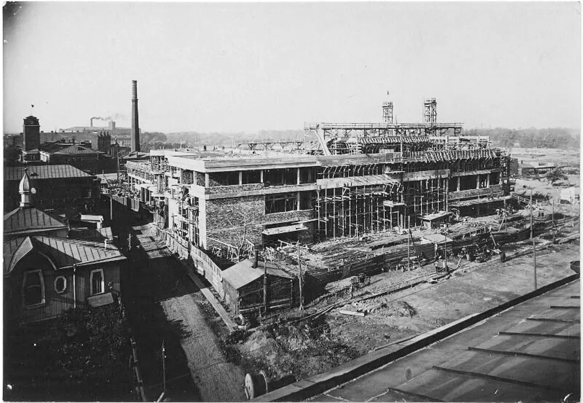 Назад в прошлое 👀

Строительство Московско-Нарвской фабрики-кухни, 1929–1930 гг. На снимке — процес