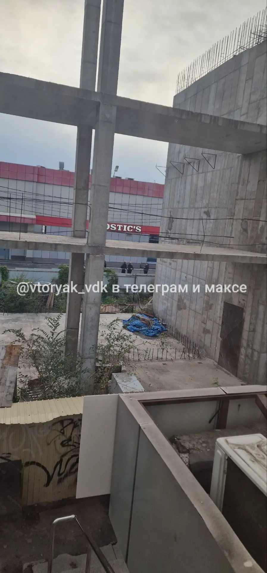ПРО НЕДОСТРОЙ МЕЖДУ ГРАНДОМ И УНИВЕРСАМОМ