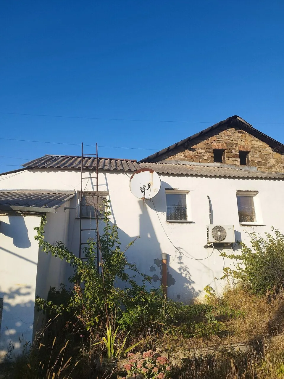 Продам квартиру на земле 52.8 кв.м.гараж, теплица, баня, сарай, навес. Газ, две сливные...