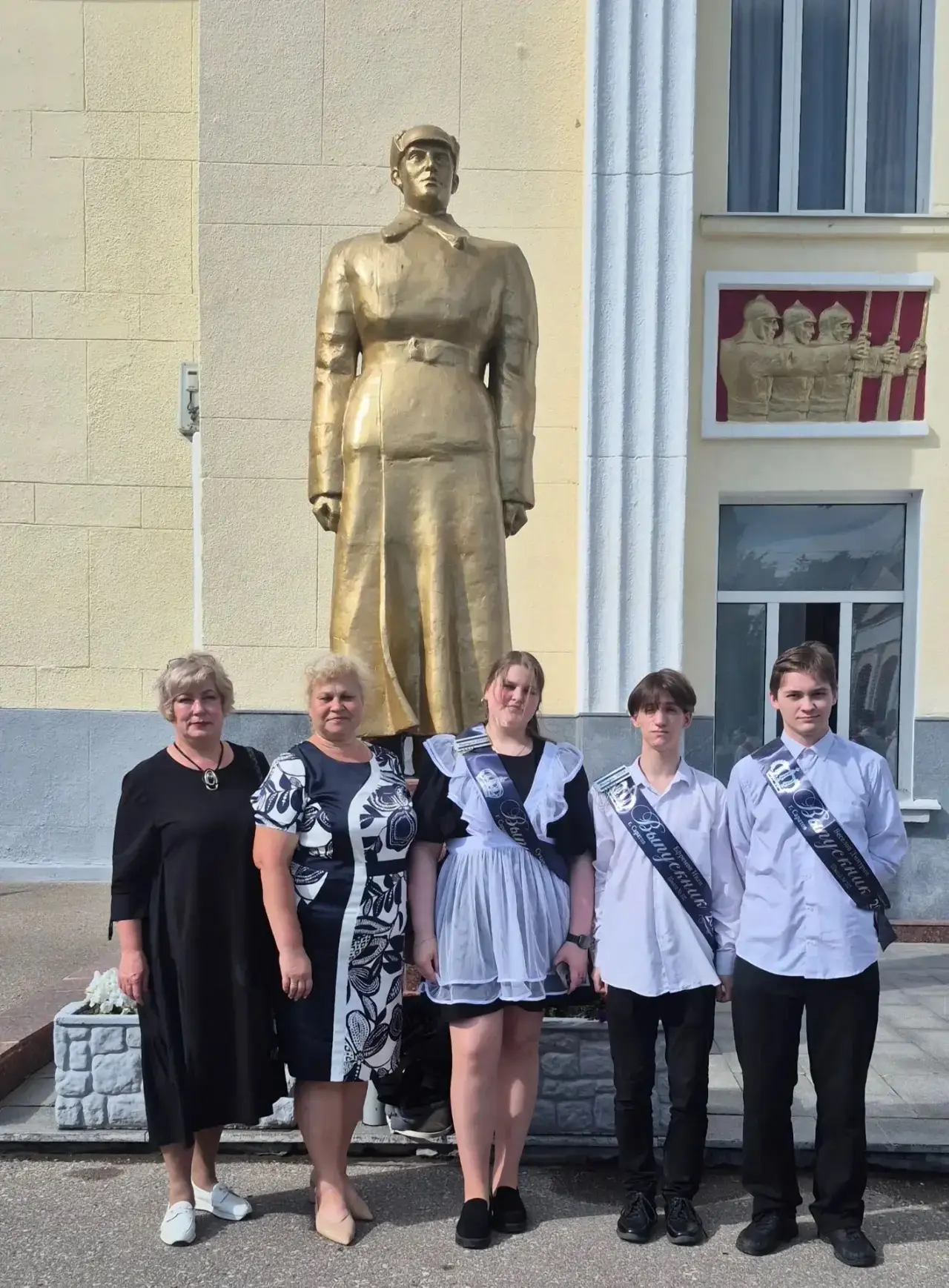 🇷🇺 22 июня 2026 года в День памяти и скорби выпускники 11 «А» класса МОУ «СОШ №102» вместе с дирек