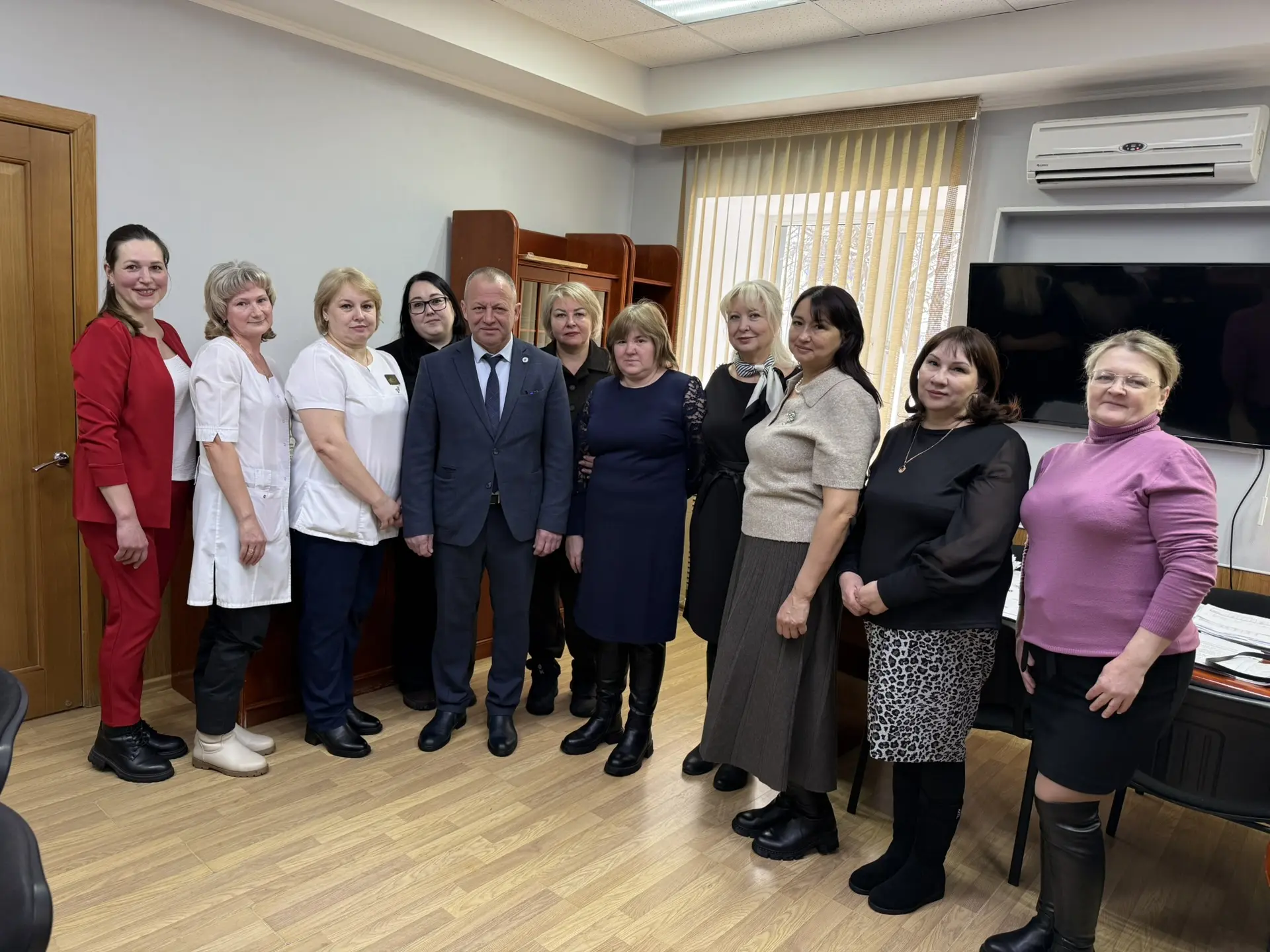 Чай с заботой.  💐В преддверии 8 Марта главный врач Нижнекамской ЦРМБ Сергей Мерясев пригласил на чае