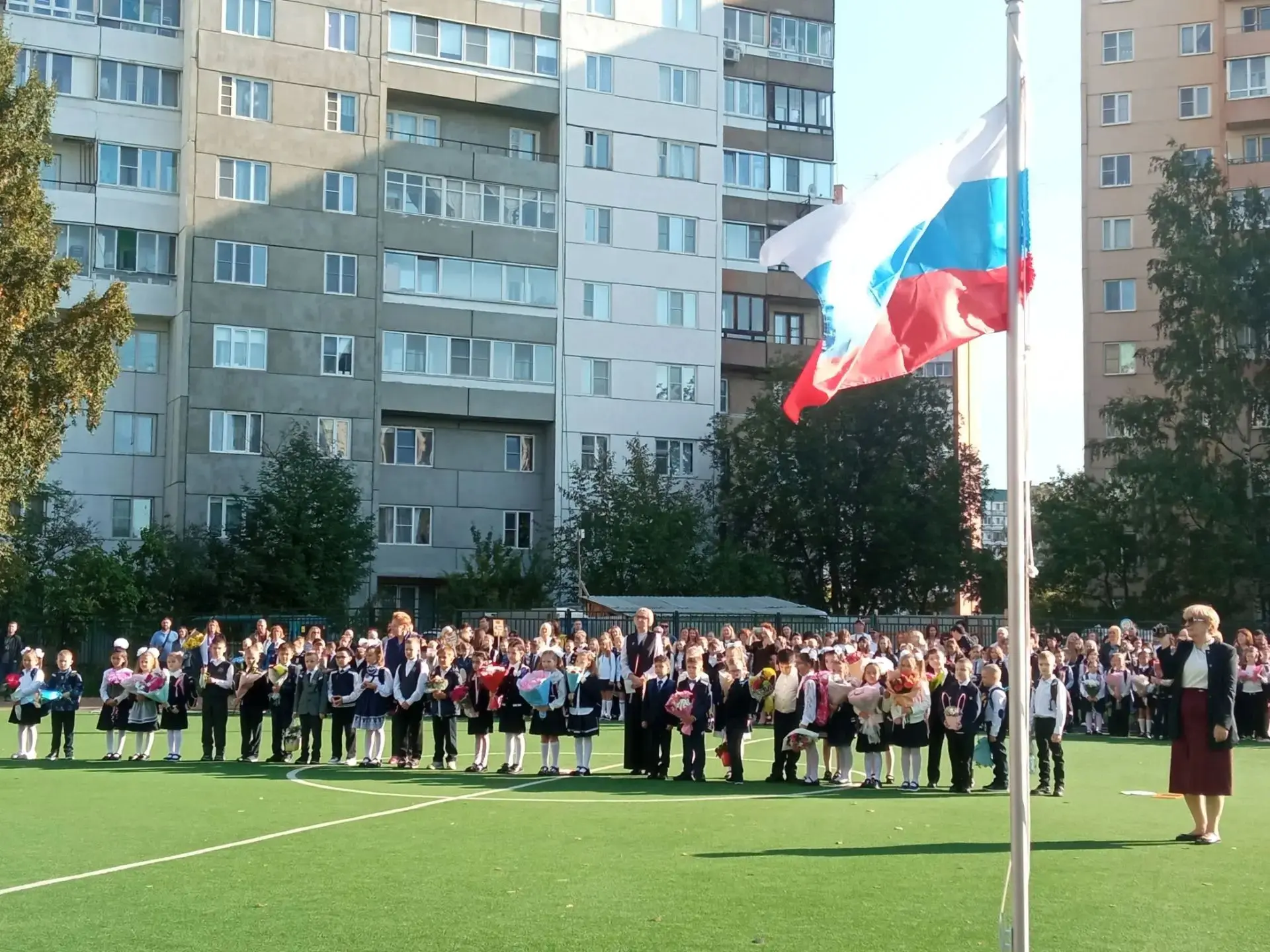 Сегодня, 1 сентября 2026 года, в ГБОУ СОШ № 187 царит по-настоящему праздничная атмосфе...