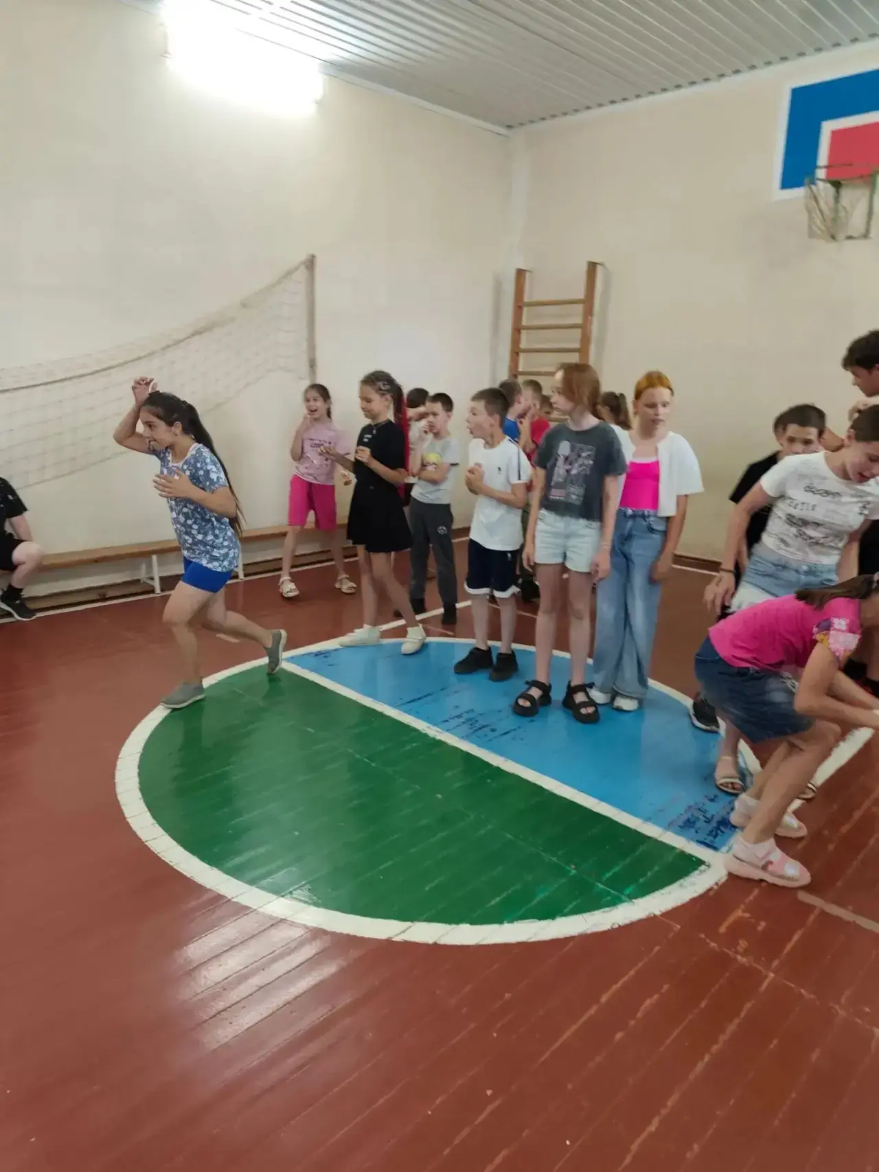 В школьном лагере «Содружество» прошли весёлые спортивные соревнования «Коробочные встречи»! 🏆

Сег