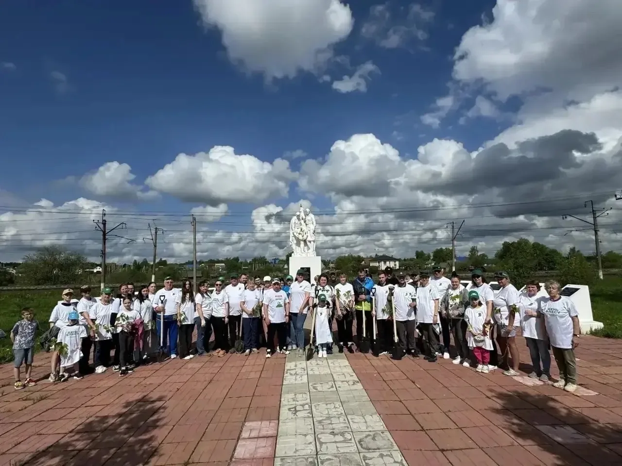 Зелёный десант в деле! 🌿💪  Наш советник директора по воспитанию присоединился к акции «Посади дерево
