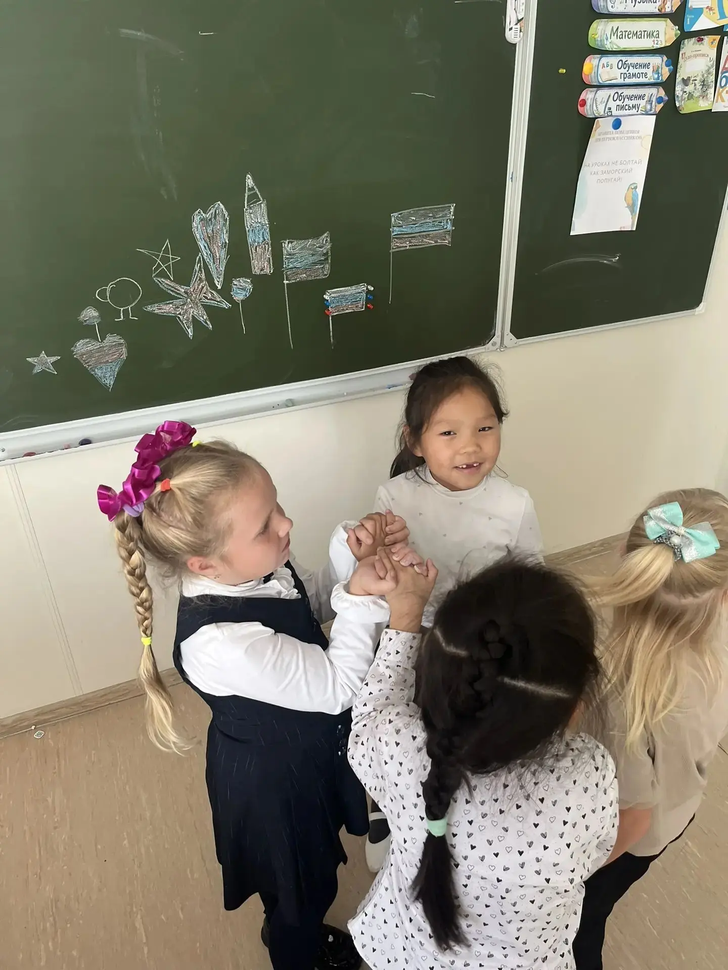Самые младшие школьники, первоклассники,  увлечённо участвует в командной игре на сплоч...