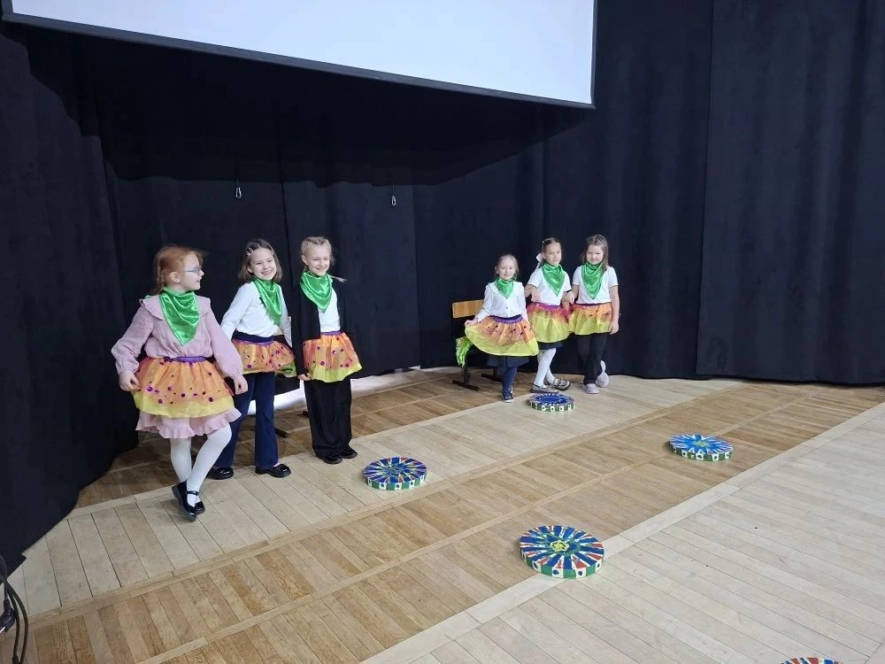 Весело и задорно прошла сегодня спортивная игра "А ну-ка, девочки!" для учеников 1  А класса гимнази