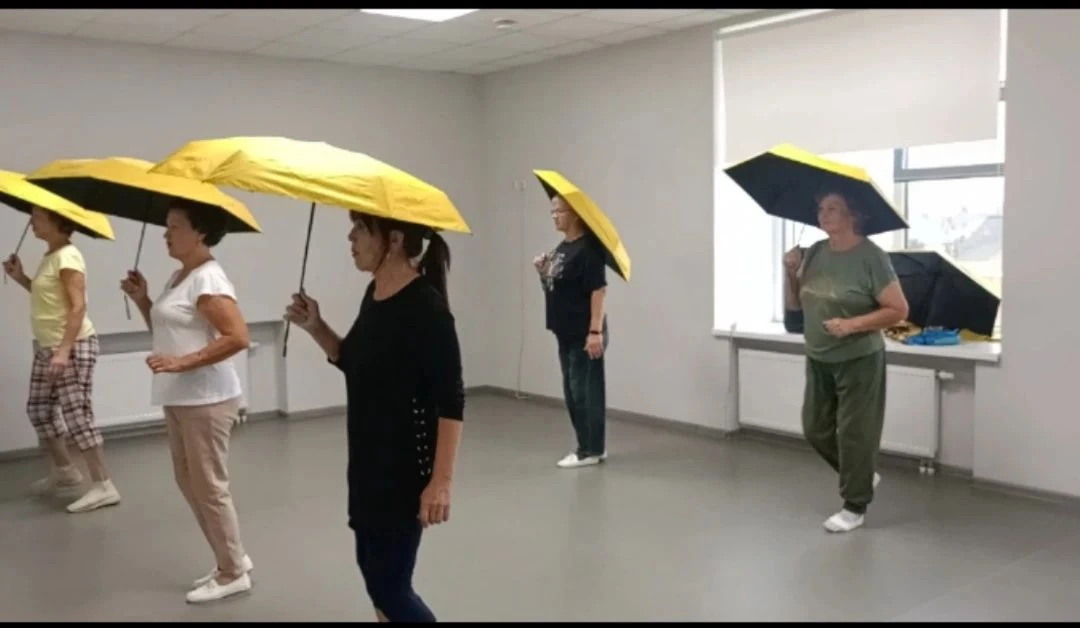 ☔💃 «Танцующие бабушки», участницы грантового проекта "Добрые руки" в уютном зале КДЦ «...
