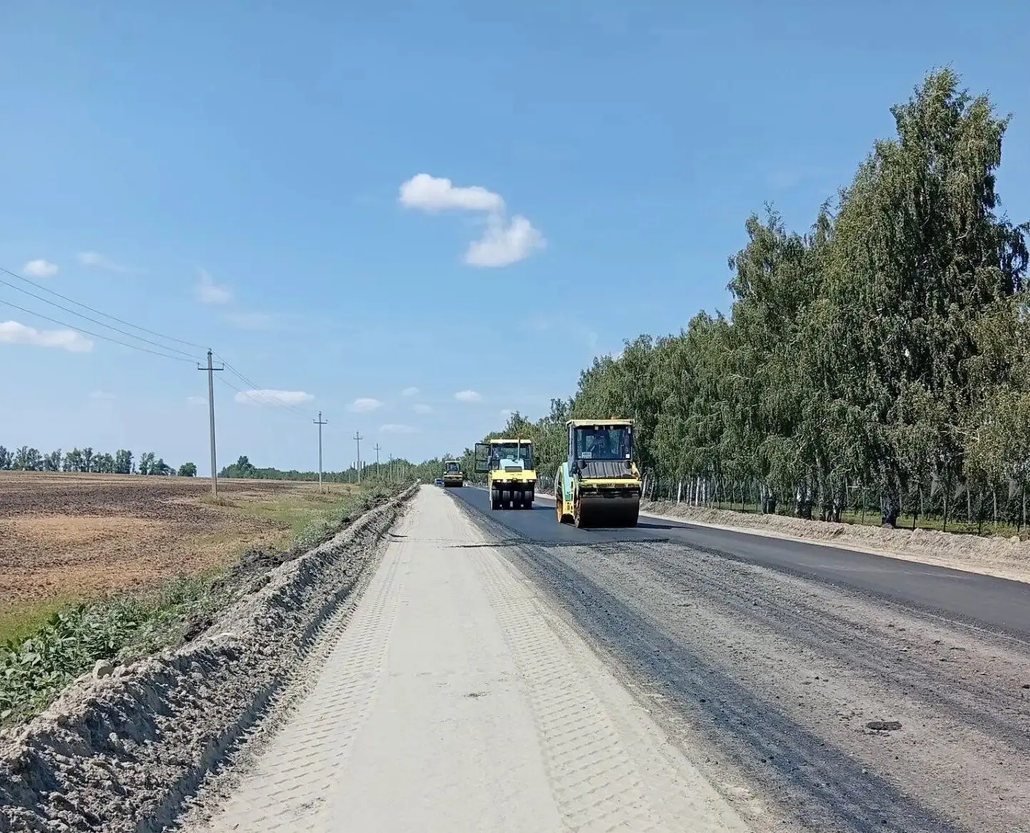 🚜На дороге в селе Большие Бутырки приступили к устройству асфальтобетонного покрытия