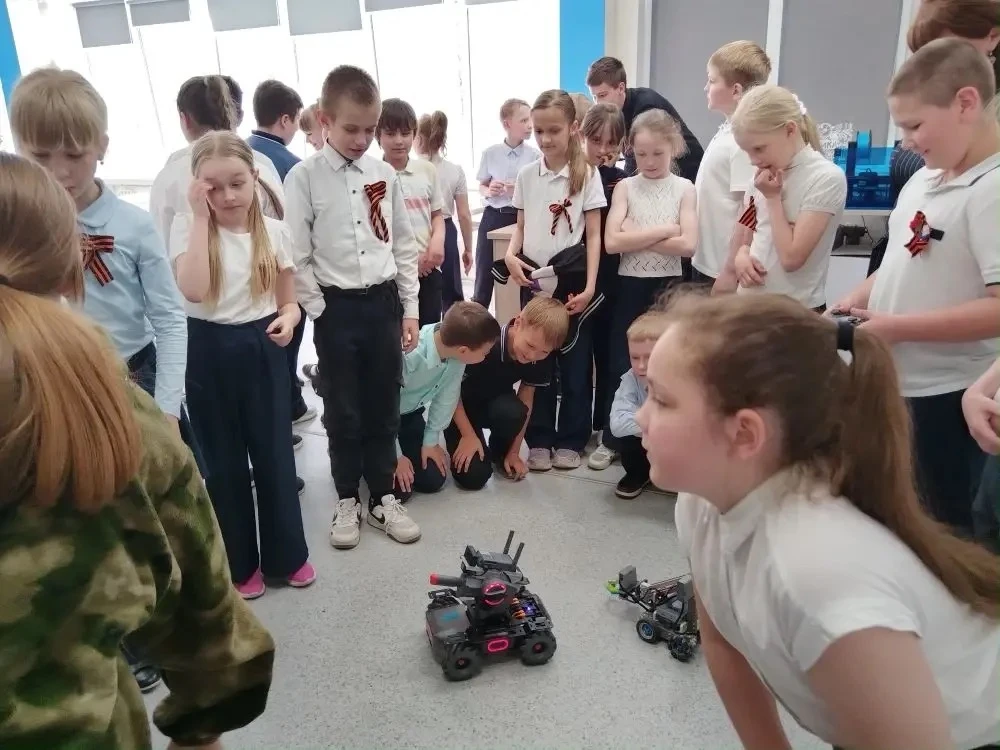 Вчера в Кванториуме был настоящий день открытий! 🤖  К нам в гости заглянули самые любознательные реб