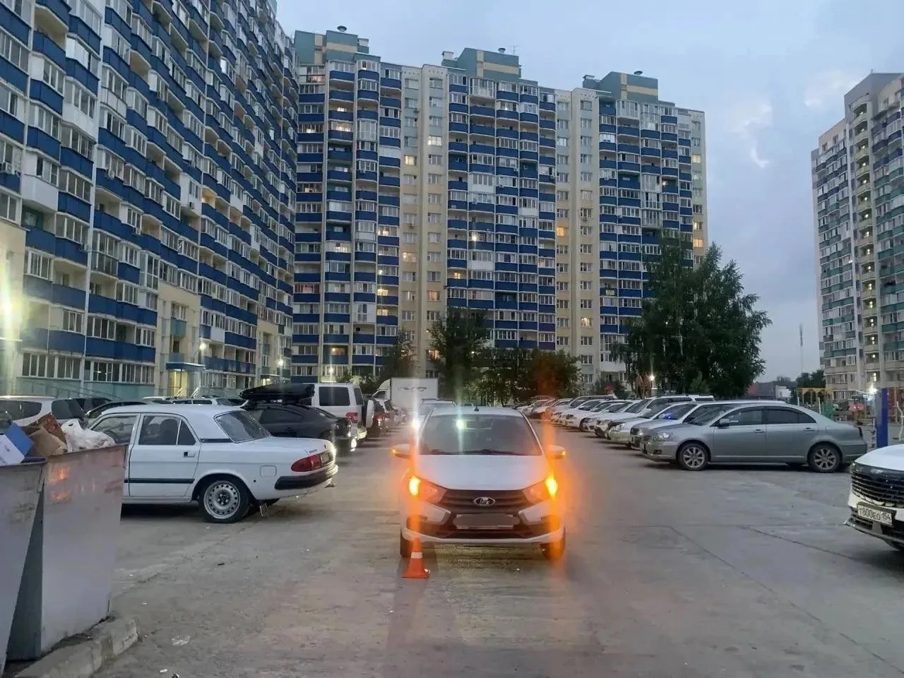 В Новосибирске Лада Гранта сбила 8-летнего ребёнка во дворе дома