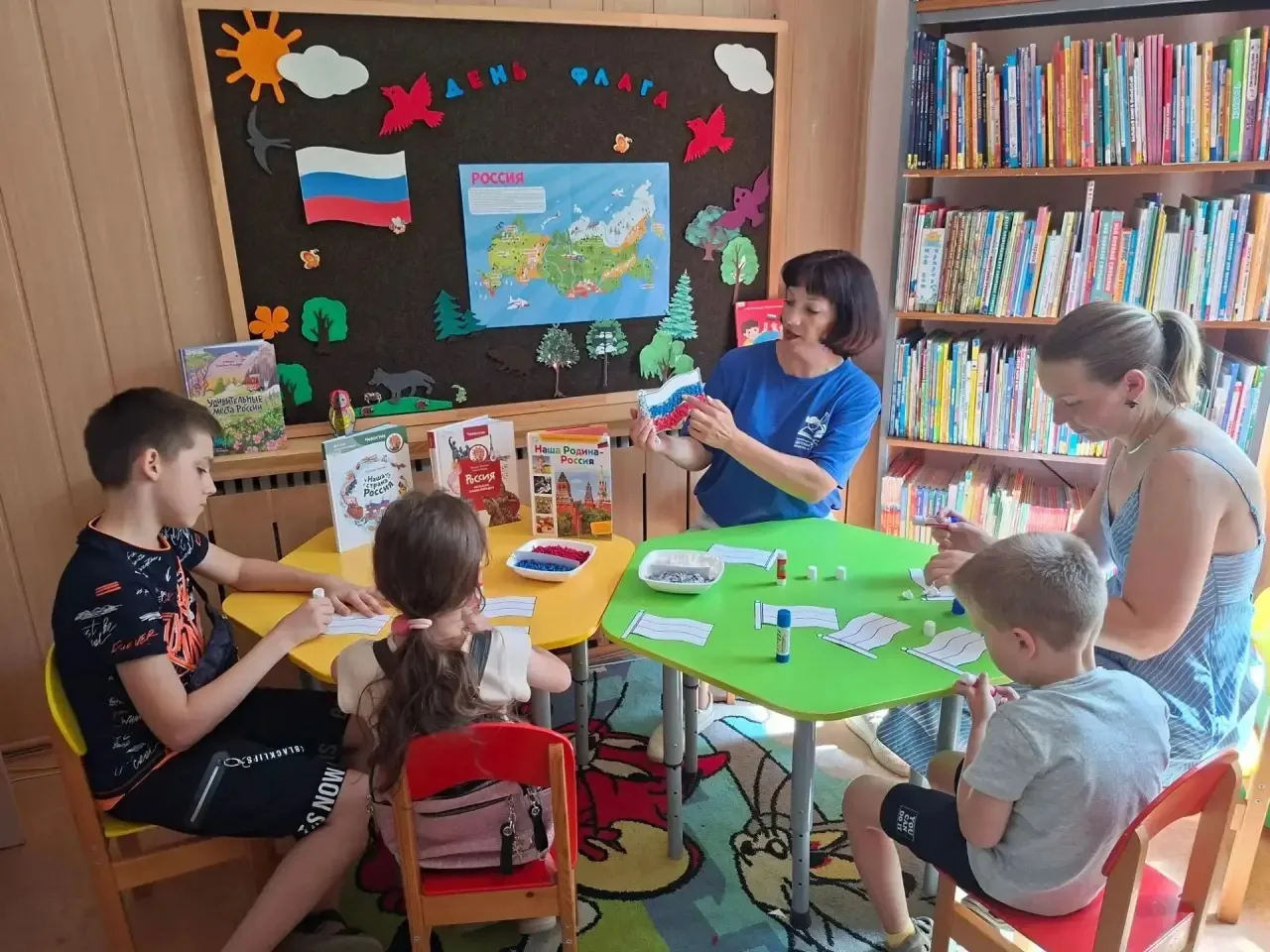 В День государственного флага посетители детской библиотеки имени А.А. Лиханова стали у...