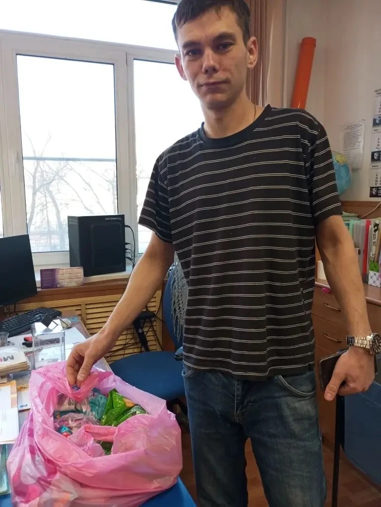 Сегодня - 1️⃣8️⃣ марта в 1А класс приходил волонтёр Егор из приюта "Кошкин дом".  🐱Он рассказал ребя