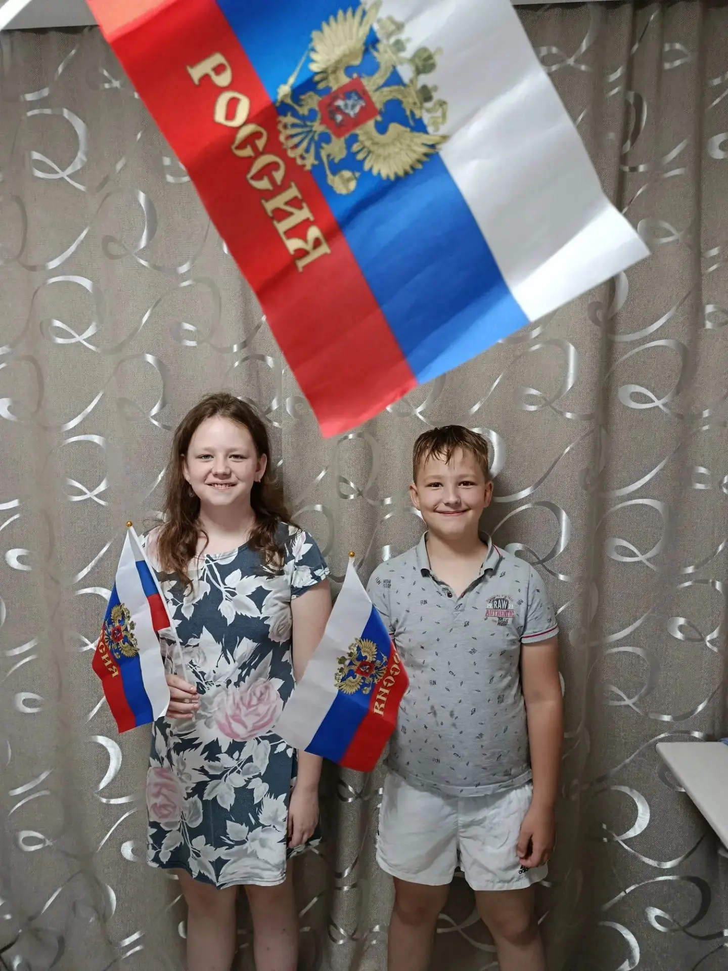 Меркуловы Александра и Никита участники акции "Флаг России в каждый дом"