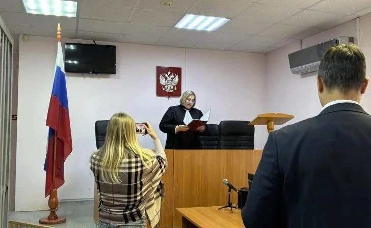 Учительница, назвавшая выпускника «Лёшей 404», проиграла суд его сестре