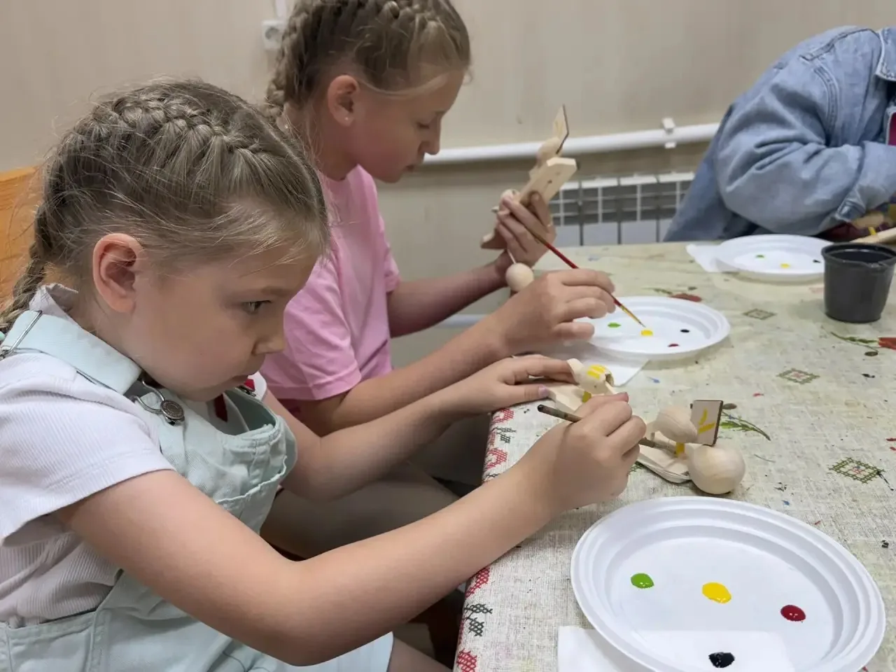 Воспитанники пришкольного лагеря посетили Богородскую фабрику игрушки. Ребята совершили...
