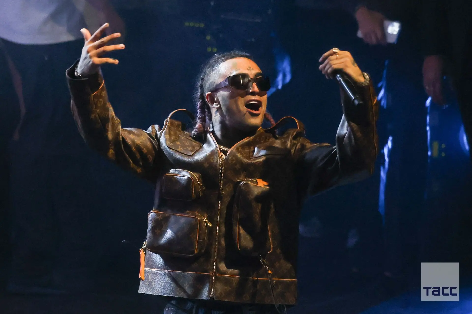 Американский рэпер Lil Pump надел брелок с гербом РФ на концерте в Москве, передает кор...
