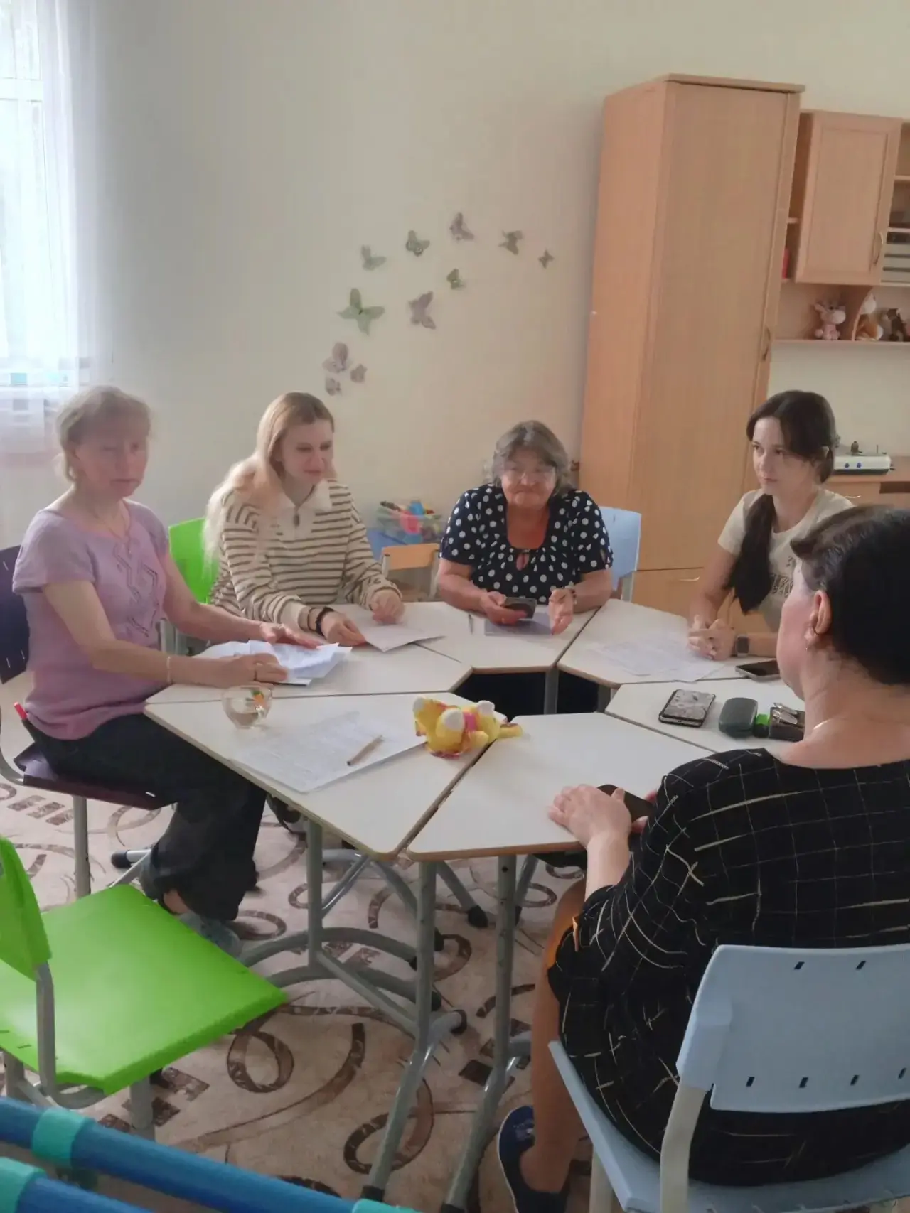 Круглый стол по проблеме "Поощрения и наказания детей и подростков". 
Именно такой формат подобрала