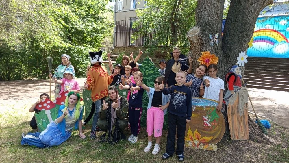 😺На свежем воздухе у Дома культуры химиков развернулось сказочное приключение! Участни...