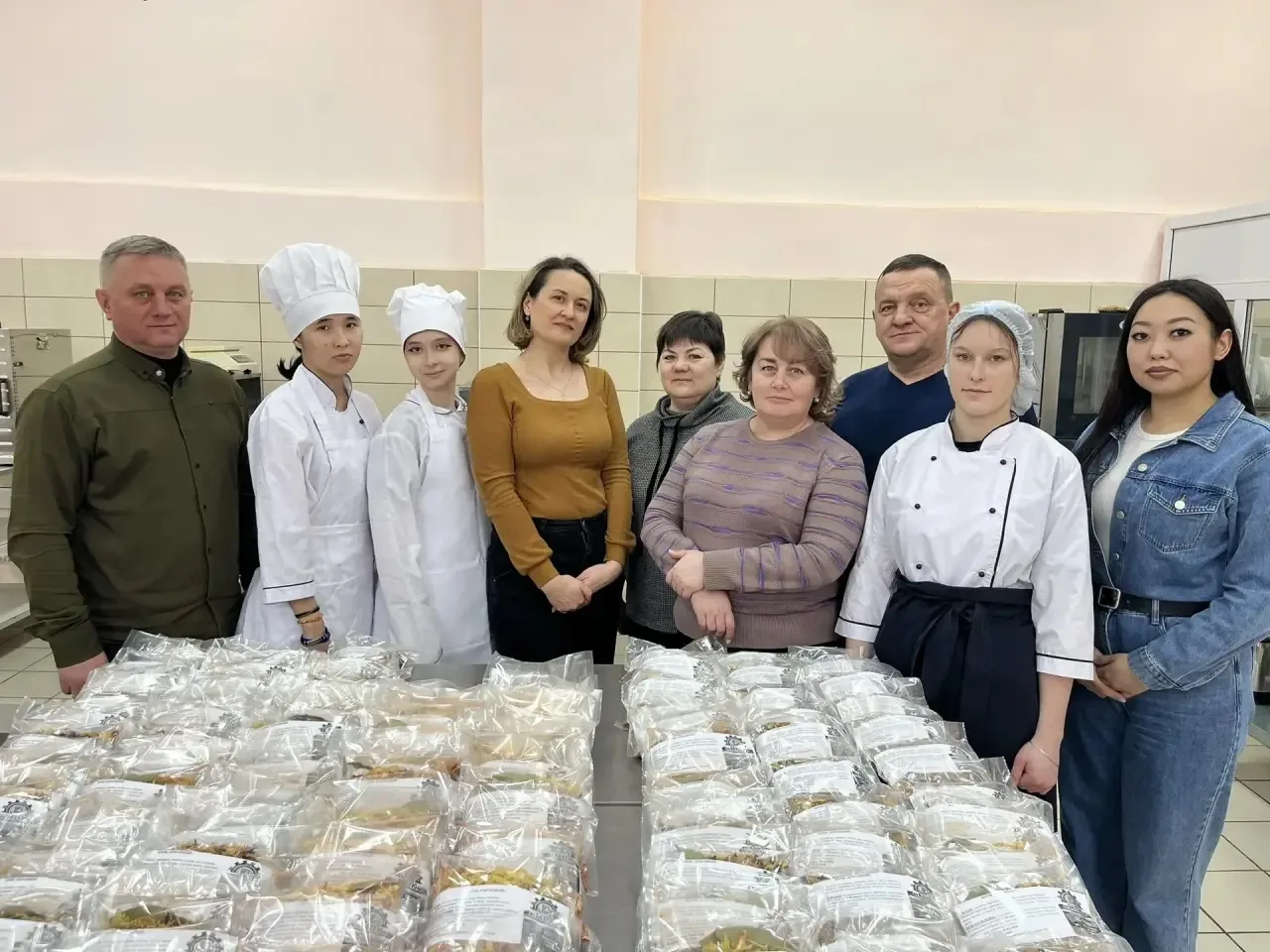 💥Сотрудники нашего колледжа совместно со студентами приготовили и передали 400 порций ...