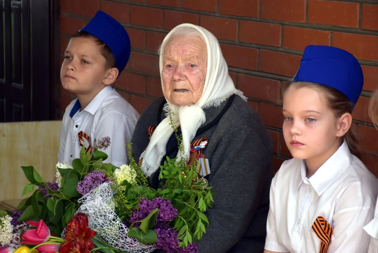 Учащиеся 3В и 4А классов, классные руководители Андрейко А.С. и Диброва Е.А. поздравили с Днём Побед