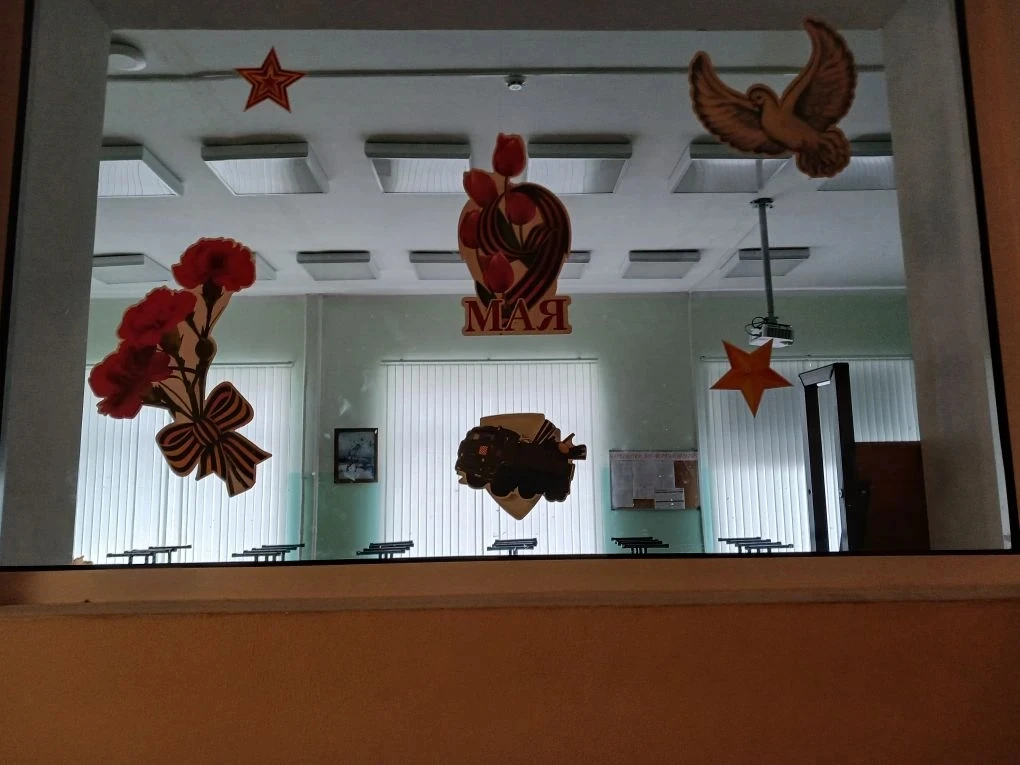 В нашем лицее прошла акция «Окна Победы»! ❤️  В рамках акции ребята с душой украсили окна школы — тр