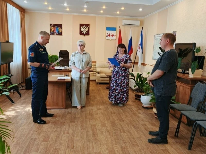 🥇9 июня в администрации округа состоялось вручение государственной награды семье погиб...