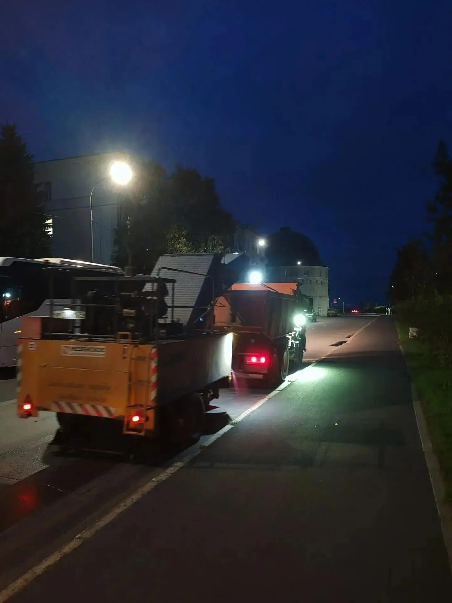❕ На фото - работы на улицах города в ночную смену.